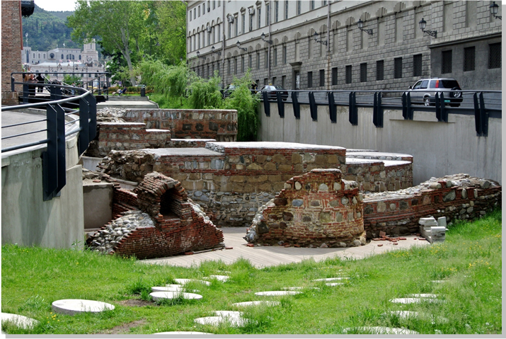 Археологический зондаж в центре города демонстрирующий основания средневековых крепостных стен.