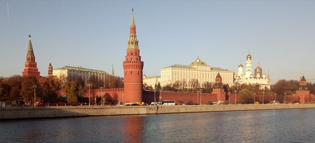 НАПРОТИВ КРЕМЛЯ. От метро «Новокузнецкая» до метро «Кропоткинская»